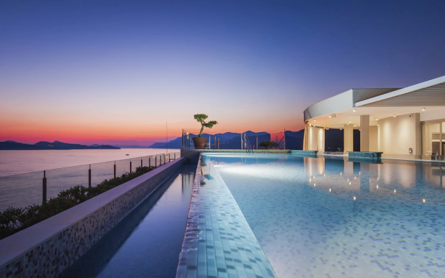 Royal Blue Hotel