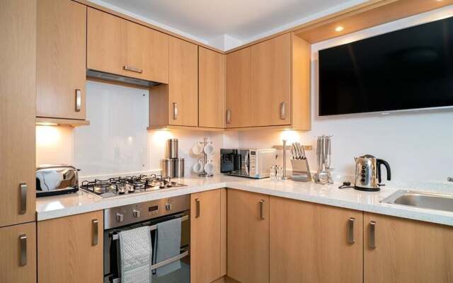 Modern Bright Apartment Near Centre