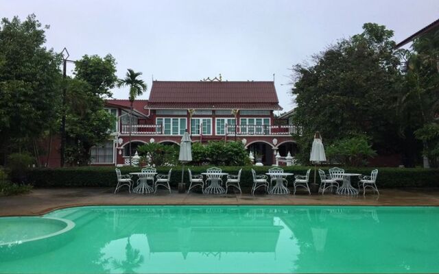 Aunruen Residence & Restaurant