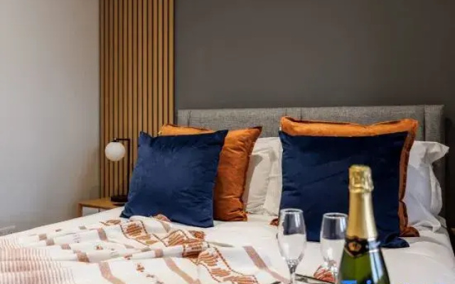 Luxurious 2-Bed Apt w/ Stunning Sea View & Parking