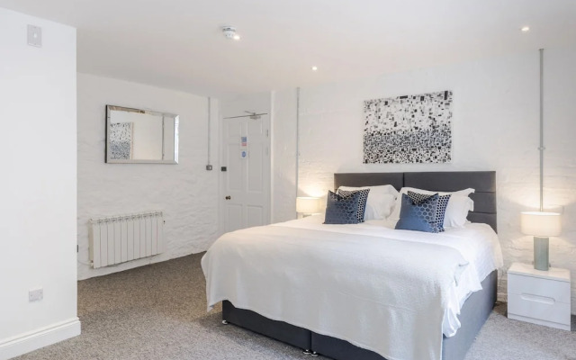 4 Berkeley Sq - YourApartment