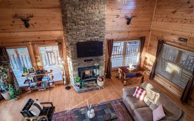 Bear Vista Retreat w HotTub Pool View