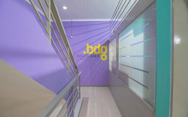 RedDoorz Hostel near Braga Citywalk