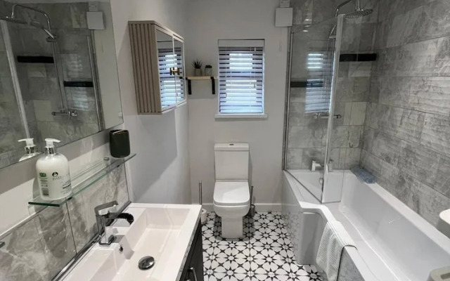 Monthly Stay 3 bed Bike Store Contractors
