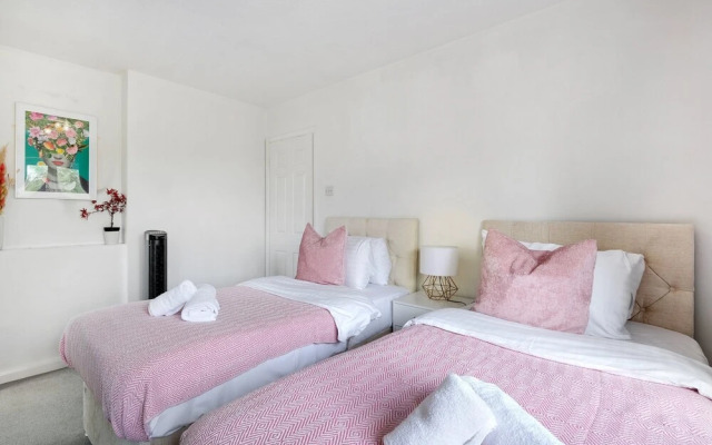 Sharp Close 4 Bedroom 2 Bath - Aylesbury