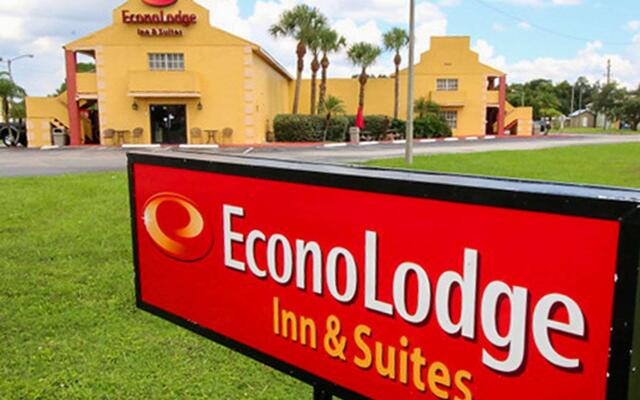 Econo Lodge Inn & Suites Maingate Central
