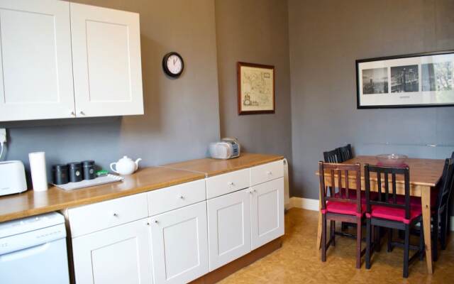 Traditional 3 Bedroom Apartment in Bruntsfield