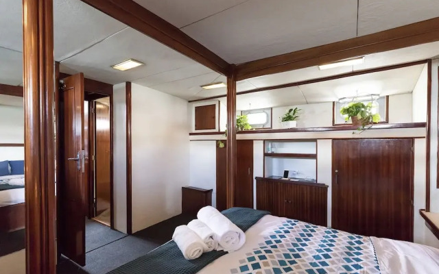 Luxury Boat in Port Forum