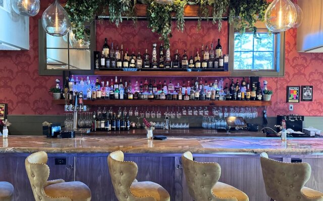 Buttermilk Falls Inn