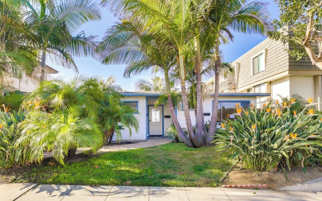 Tropical Oceanside Home w/ Deck, Walk to Beach