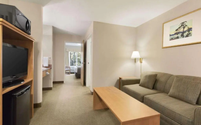 Days Inn & Suites - Thunder Bay