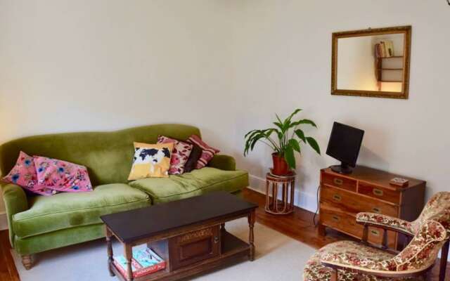 Traditional 2 Bedroom Flat Next to Springfield Park