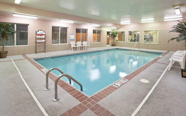 Holiday Inn Express Hotel & Suites Cincinnati-Blue Ash by IHG