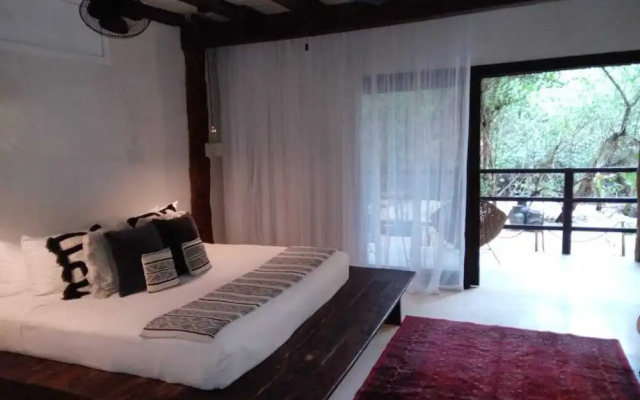 Amor Rooms