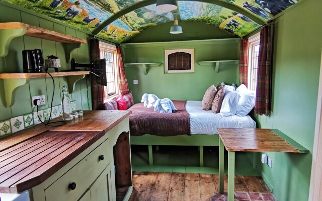 Stonehenge Inn & Shepherds Huts