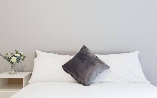 Modern and Bright 1 Bedroom Apartment