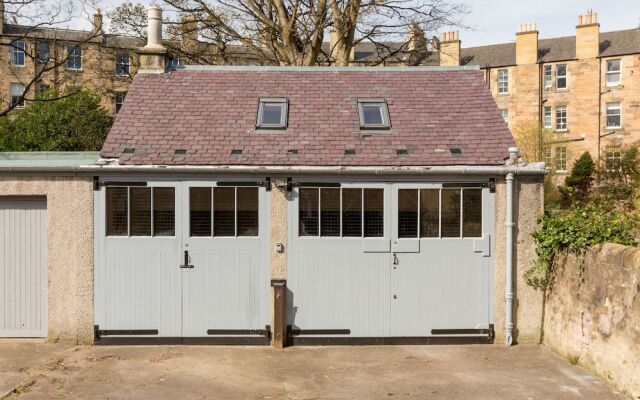 Silver Lining - Loft Studio with Parking