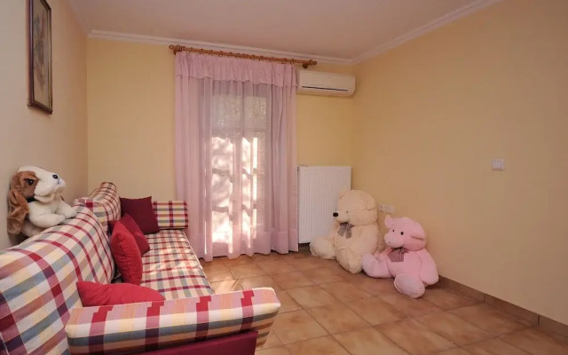 Family Maisonette with Pool near Beach