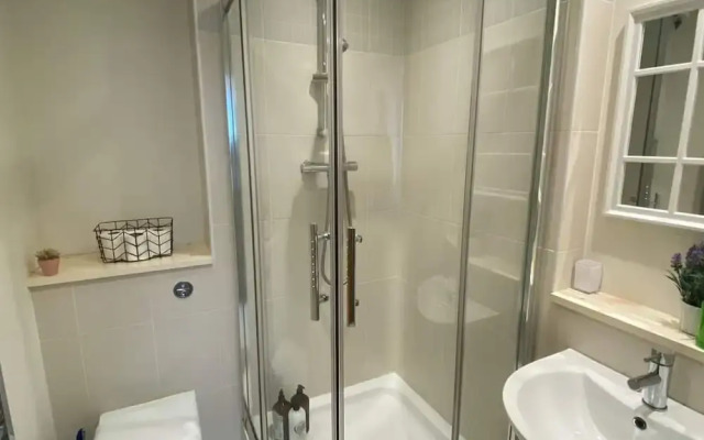 2BR Stunning City Centre Apt