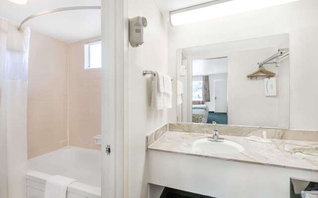 Days Inn by Wyndham Deming