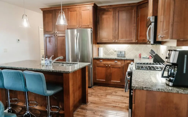 Lakefront Beachfront top Floor Condo w Pool