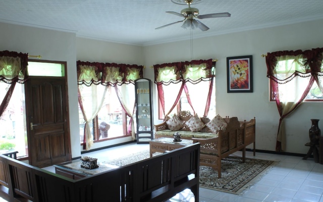 Marry Ind Vila & Guest House Gunung Kawi Malang – Guest Rooms – Wonosari