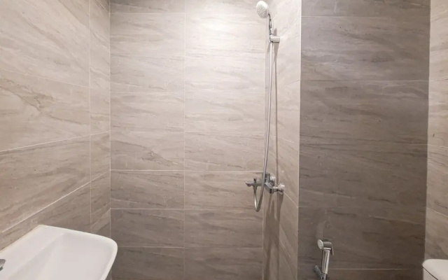Minimalist And Homey Studio At Apartment Collins Boulevard