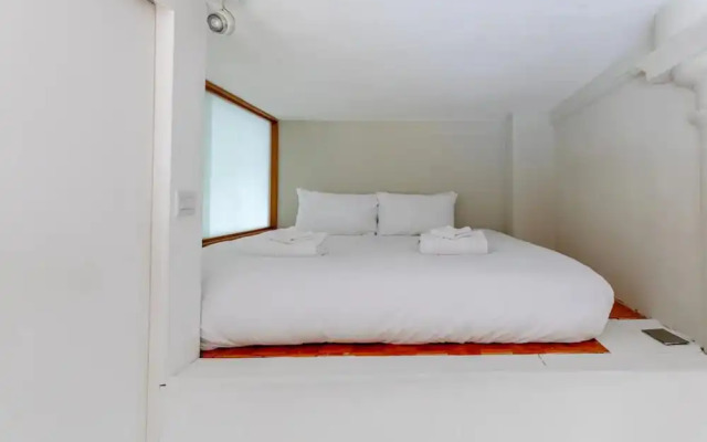 Tastefully Curated Mezzanine Studio Flat Hackney!