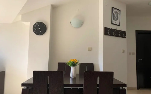 Bansko Spacious Art Apartment With Mountain Views