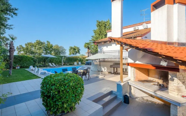 Scenic Villa With Private Garden