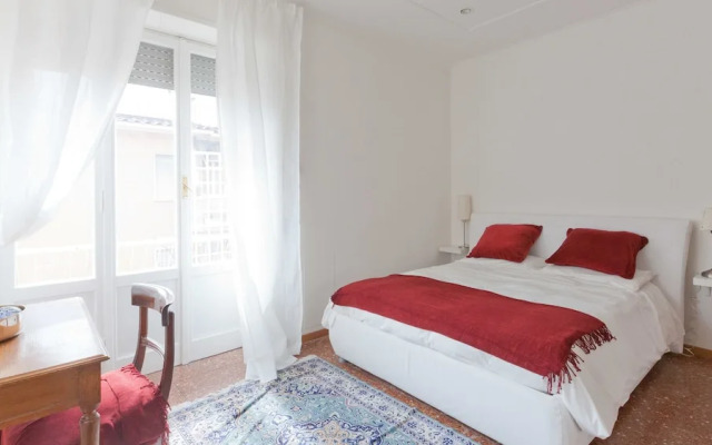 Rental in Rome Pateras Balcony Apartment