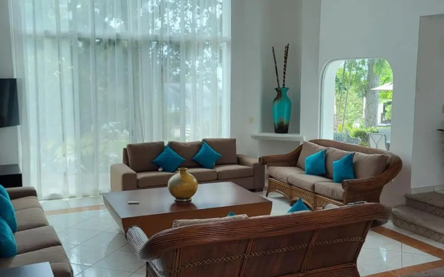 Heated Pool & Chef with Full Staff Included - 30 guest