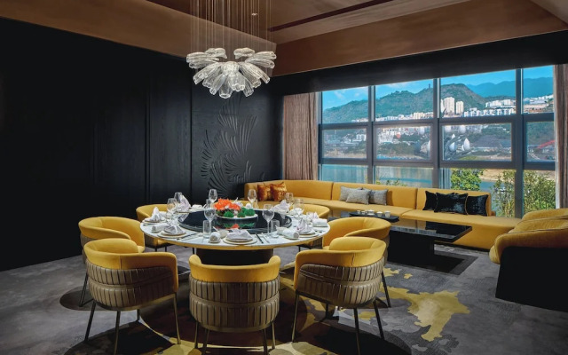 Hualuxe Chongqing Wushan by IHG