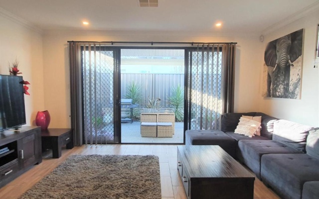 Luxury home in Christies Beach with King Bed, NBN, Netflix, 3Bed 2Bath – Guest Rooms – Adelaide