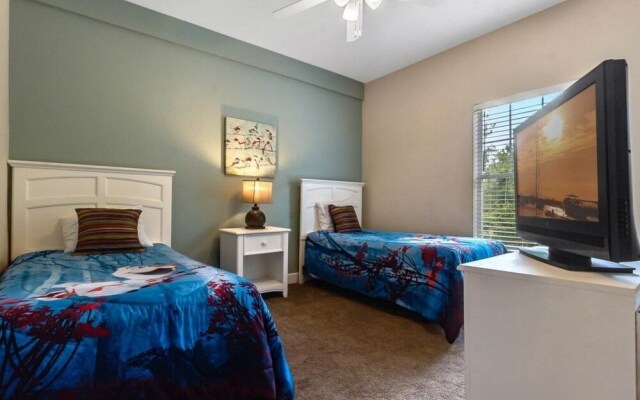 4 Bedrooms S / Lucaya Village Townhouse by RedAwning