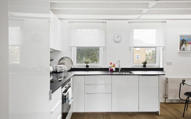 Stylish & Modern 2bed Apt, 5m to Overground