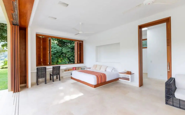 w Glowing 4BR Villa w Pool at Mesa de Yeguas