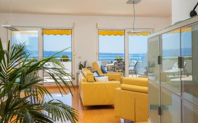 Seaside Apartment Gold 1row