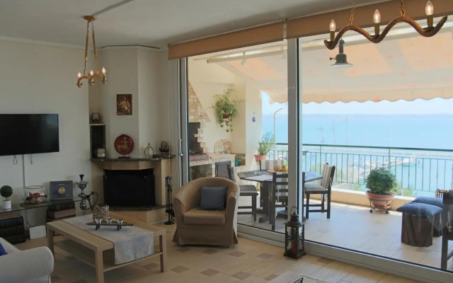 Apartment with marina view