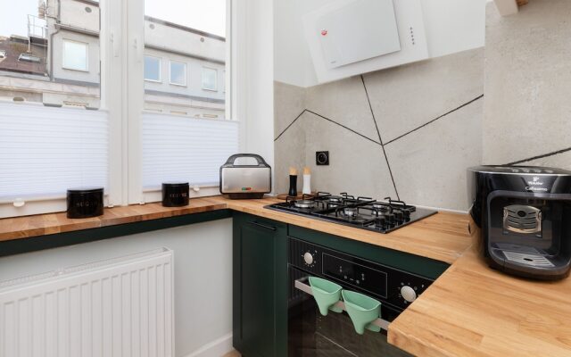 Old Town Apartment Garncarska by Renters