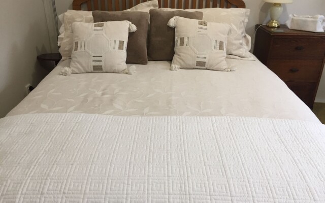 99 Tihi Rd Bed & Breakfast