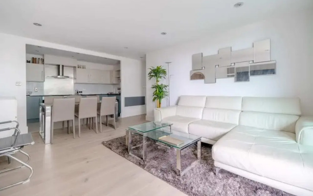 Central 2BD Flat w/ River View Balcony - Vauxhall!