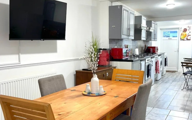 Impeccable Spacious 6-bed House in Romford