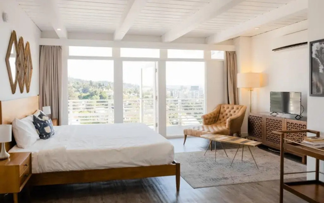 Hollywood Hills Hotel