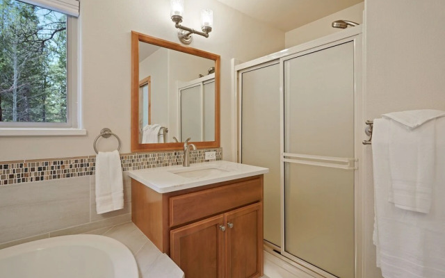 Super Coop 5 Bedroom Home by RedAwning, Bend