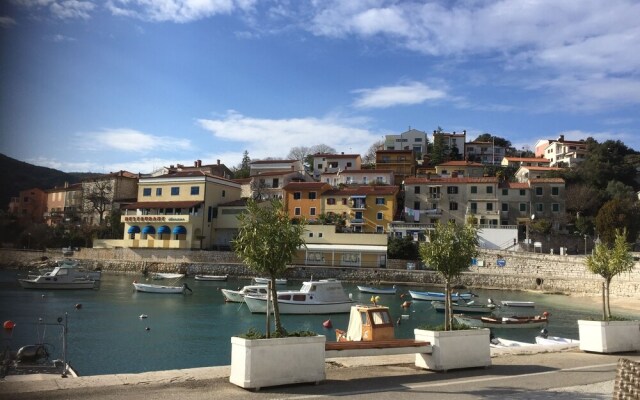 2 Bed House - Sleeps 4 - Hottub - Garden - Parking