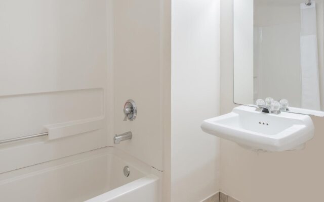 Days Inn & Suites Groton