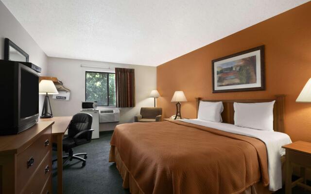 Travelodge by Wyndham Muskegon
