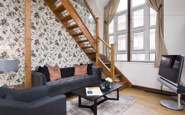 Stylish and Quirky 2BR Maisonette in Fulham