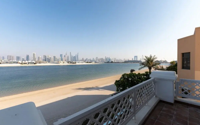 Exclusive 5BR Palm Villa w Private Pool and Beach